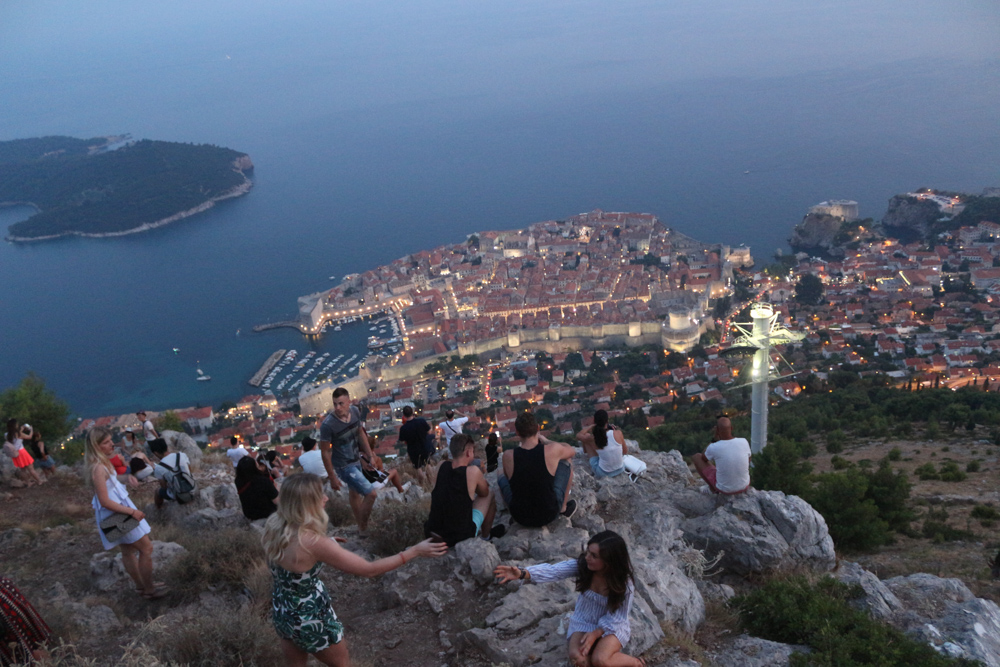 Blick von der Bergstation der Seilbahn hinab auf die Altstadt von Dubrovnik