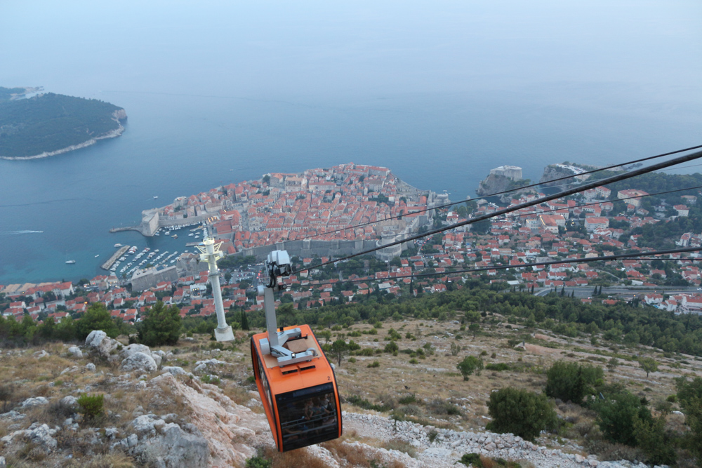 Blick von der Bergstation der Seilbahn hinab auf die Altstadt von Dubrovnik