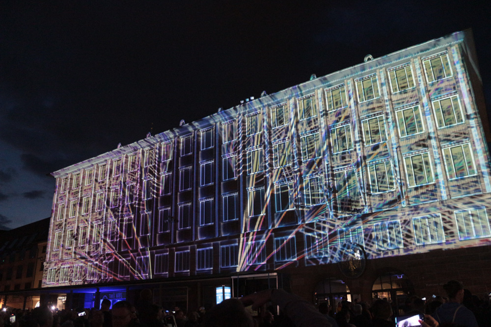 Lasershow auf dem Nürnberger Rathaus während der so genannten Blauen Nacht