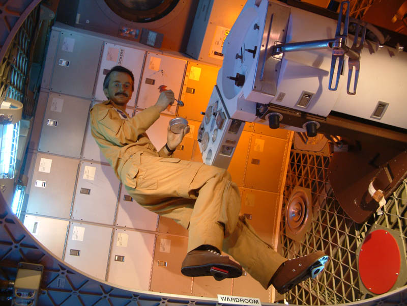 Abendessen für einen Astronauten an Bord des Space Lab. Im Johnson Space Center wird ein exaktes Modell des Weltraumlabors ausgestellt, das früher für Trainings genutzt wurde.