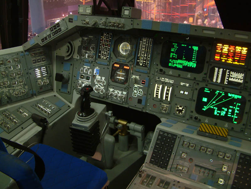 Cockpit des Space Shuttle. Das Johson Space Center der NASA bietet ein originalgetreues Modell des Shuttles zur Besichtigung.