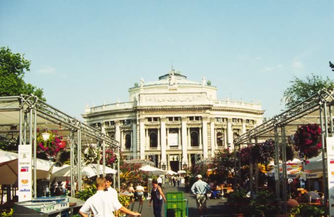 Blick über den Markt zum Burgtheater.
