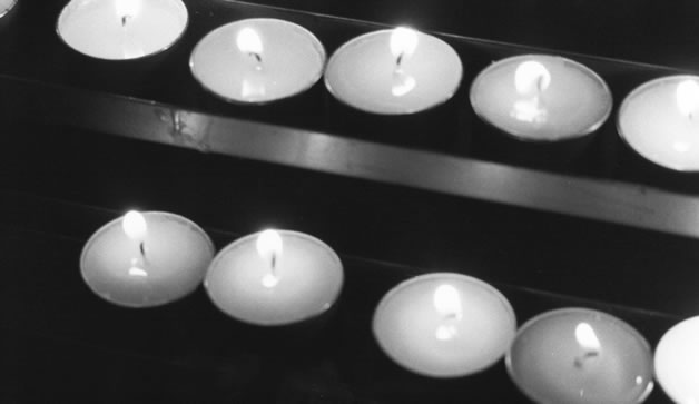Kerzen im Petersdom. Jede Kerze steht für einen Wunsch.