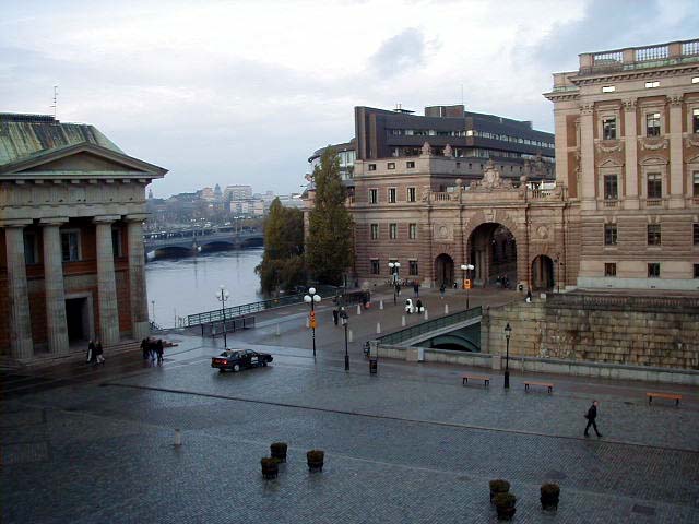 Das Reichstag liegt auf einer eigenen Insel, Helgeandsholmen, direkt neben dem Königlichen Schloß in Stockholm.