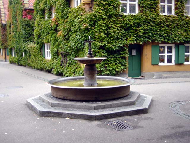 Brunnen in der Fuggerei