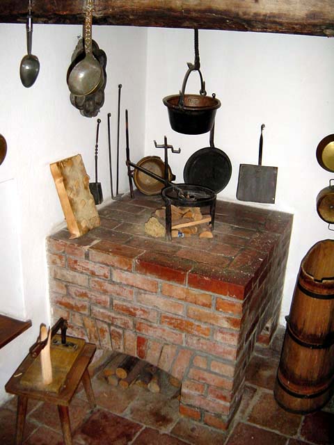 Feuerstelle in der Küche des museal hergerichteten Hauses in der Fuggerei.