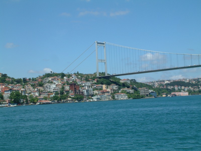 Die Fatih-Sultan-Mehmet-Brücke (Fatih Sultan Mehmet Köprüsü oder 2. Boğaziçi Köprüsü) ist die zweite Brücke in Istanbul, die den Bosporus überspannt und so den europäischen mit dem asiatischen Teil der Stadt verbindet. Sie wurde 1988 eröffnet und liegt etwa fünf Kilometer nördlich der Bosporus-Brücke (Boğaziçi Köprüsü) von 1973. Die nur für Kraftfahrzeuge freigegebene Brücke dient neben dem innerstädtischen Verkehr auch als Bindeglied in der Autobahnverbindung von Edirne nach Ankara.