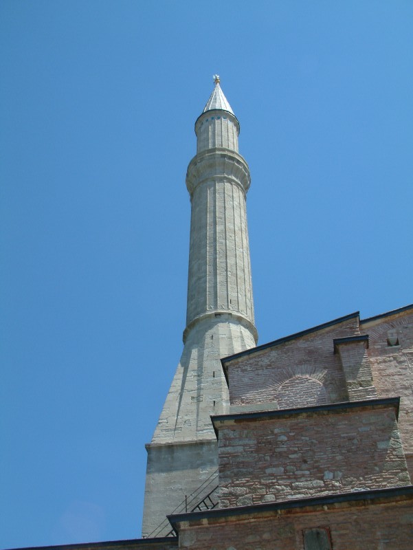 Eines der& vier Minarette der Hagia Sophia (Ayasofya)