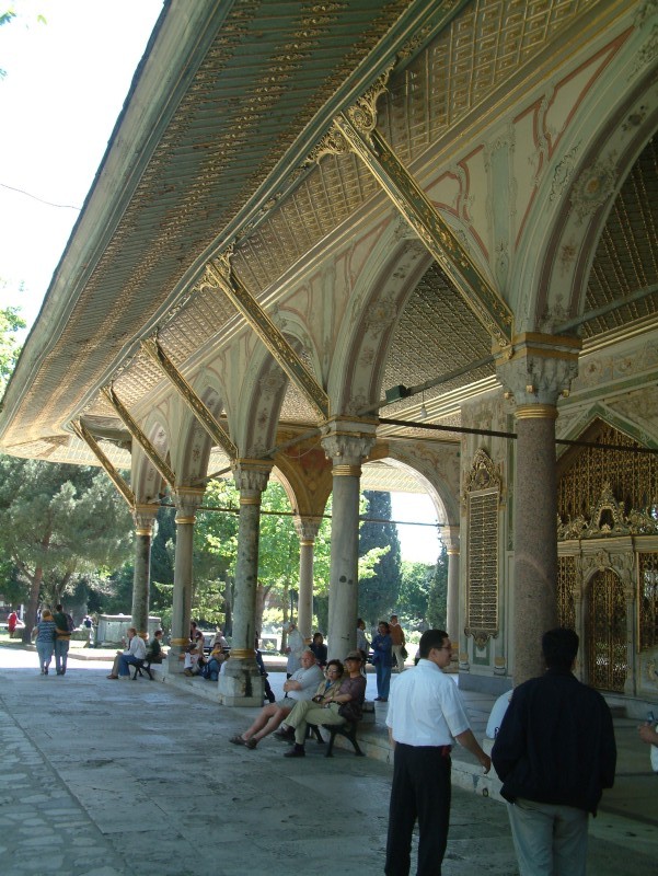 Vorbereich des Ratssaales im Zweiten Hof des Topkapi Palastes (Topkapı Saray). Der Großwesir leitete hier die Versammlungen des Divans (Staatsrates)