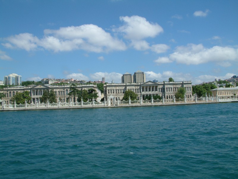 Der Dolmabahçe Sarayı (türkisch für "Palast der aufgeschütteten Gärten") ist ein am Ufer des Bosporus gelegener Palast in Istanbul.

Ursprünglich war Dolmabahçe eine Bucht, in der die osmanische Flotte und angeblich sogar die Argonauten lagen. Nach ihrer Verlandung im 17. Jahrhundert entstand dort ein königlicher Garten mit mehreren kleineren Schlössern und Sommerresidenzen.

Unter Sultan Abdülmeçit wurde von den armenischen Architekten Karabet und Nikoğos Baylan der Dolmabahçe Sarayı von 1843 bis 1856 als neue Residenz nach europäischen Vorbildern erbaut und im Laufe der Zeit von verschiedenen Herrschern aus- und umgebaut. Der Umzug des Sultans aus dem alten Topkapı Sarayı geschah 1856. Der Palast enthält neben den repräsentativen Räumen auch einen weitläufigen Flügel für den Sultan und sein Harem. Das Gebäude misst in der Länge 600 Meter, hat eine Fläche von 45.000 m², 46 Säle, 285 Zimmer, sechs Hamam und 68 Baderäume. Der große Empfangssaal (Muayede Salonu) hat eine Grundfläche von 2000 m² und hat eine 36 Meter hohe Kuppel.

Die prunkvolle Ausstattung mit Marmor, Alabaster und Gold ist ein Zeichen der Verschwendungssucht der osmanischen Herrscher, die auch in der Reformzeit (Tanzimat) angehalten hatte und 1875 zum Staatsbankrott führte.

Nach der Absetzung des Sultans diente der Dolmabahçe Sarayı Mustafa Kemal bis zum Umzug der Hauptstadt nach Ankara (1923) als Regierungssitz und später noch als Residenz. Mustafa Kemal starb dort er am 10. November 1938.