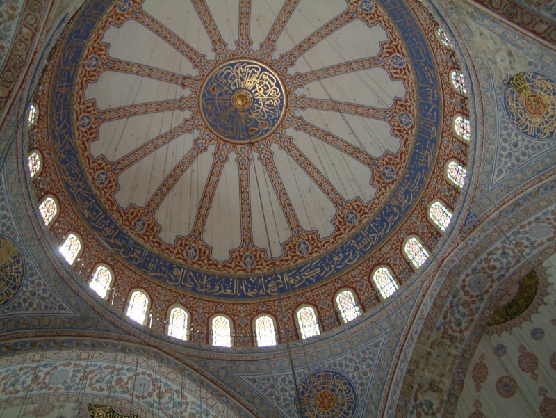 Blick in die Kuppel der Sultan-Ahmet-Moschee (Sultan Ahmet Camii). In Europa kennt man sie als Blaue Moschee wegen ihres Reichtums an blau-weißen Fliesen, die die Kuppel und den oberen Teil der Mauern zieren, aber jünger als der Bau selbst sind.