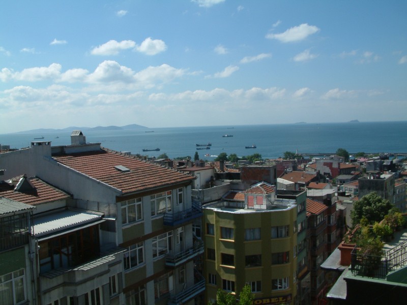Blick nach Südenosten über den Stadtteil Kumkapi auf das Marmarameer (Marmara Denizi). Im Hintergrund sind die Prinzeninseln zu sehen