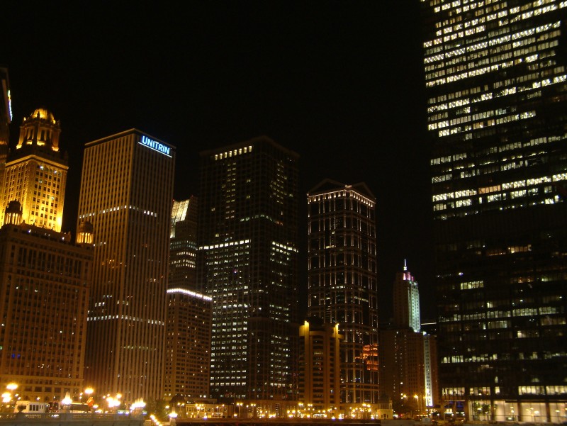 Nachtaufnahme der Skyline von Chicago mit dem IBM Gebäude auf der rechten Seite.