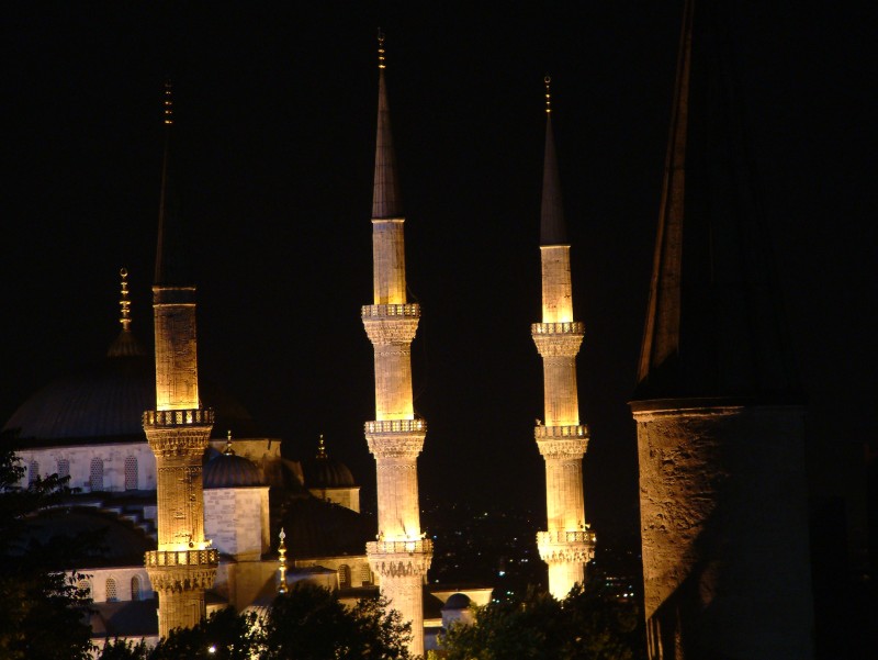 Nächtliche Sicht auf einige der Minarette der Sultan-Ahmet-Moschee (Sultan Ahmet Camii), auch als Blaue Moschee bekannt