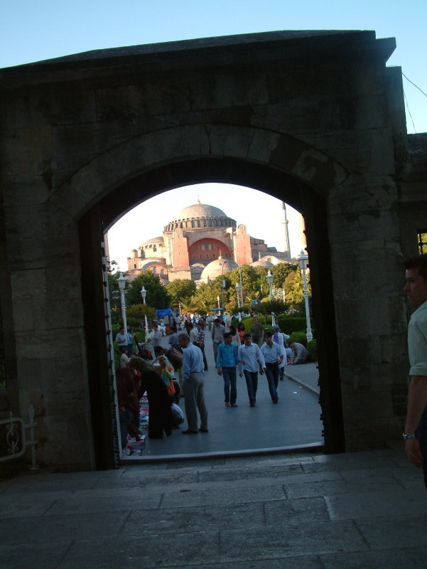 Blick vom Tor der Sultan-Ahmet-Moschee zur Hagia Sophia (Ayasofya)