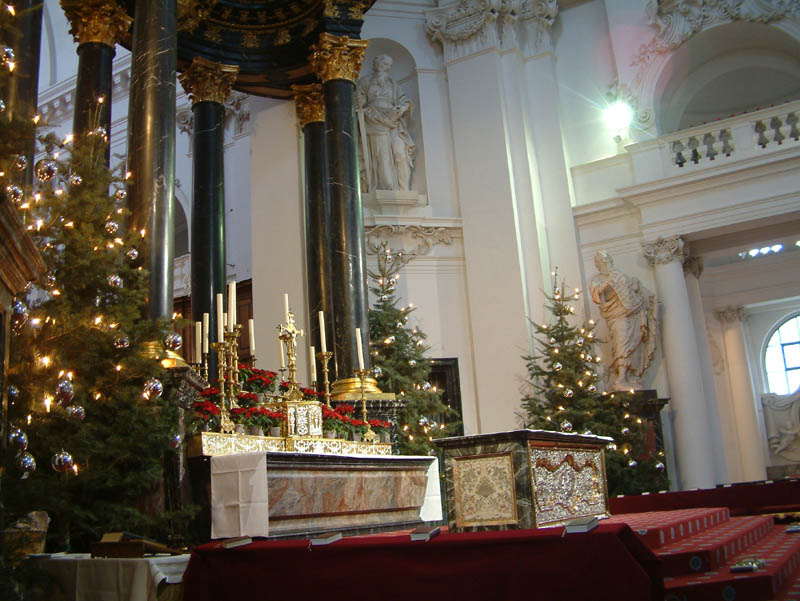 Altar in the cathedral Saint Salvator and Boniface of Fulda
