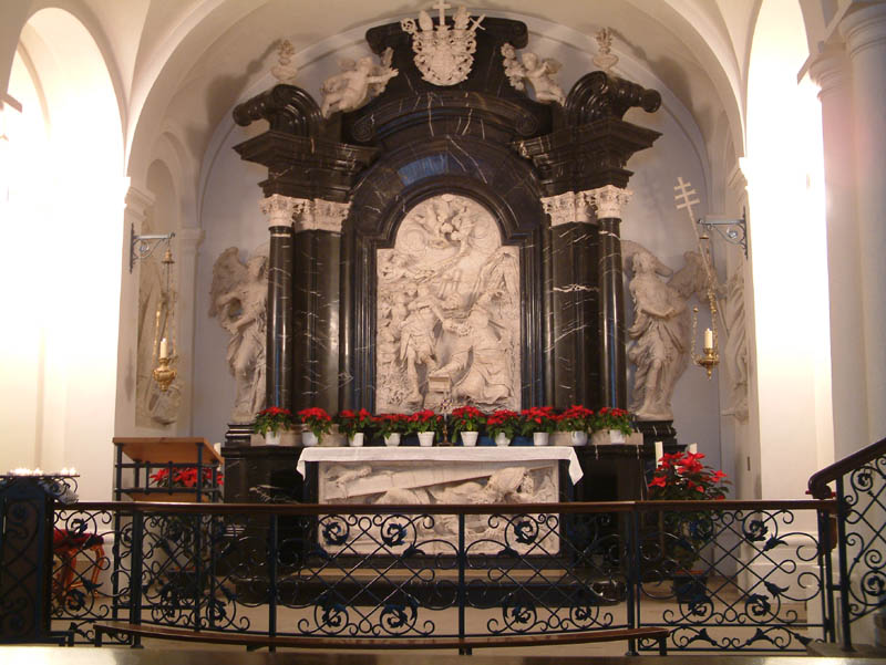 Tomb of Saint Boniface& (672-754), Apostle to the Germans. The crypt is one of the few visible remains of the old Ratgar basilica.

The bones of the Saint rest in a decorated sarcophagus with reliefs created by Johann Neudecker.