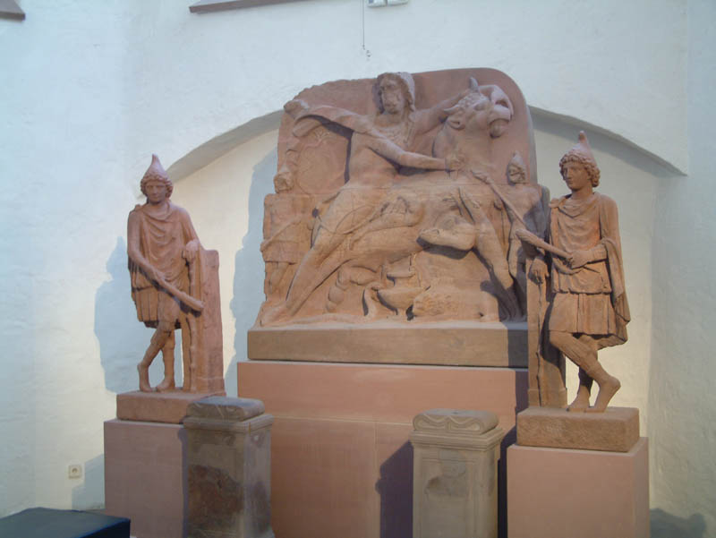 Römischer Altar mit zwei Statuen von Fackelträgern