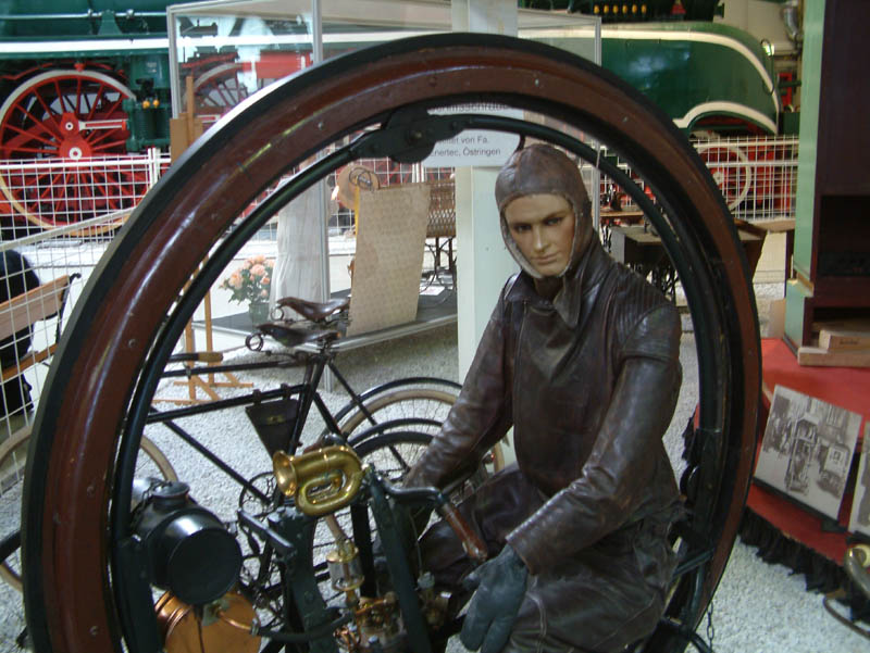 Erich Edison-Puton entwickelte um die Jahrhundertwende ein voll funktionsfähiges Motorrad mit nur einem Reifen