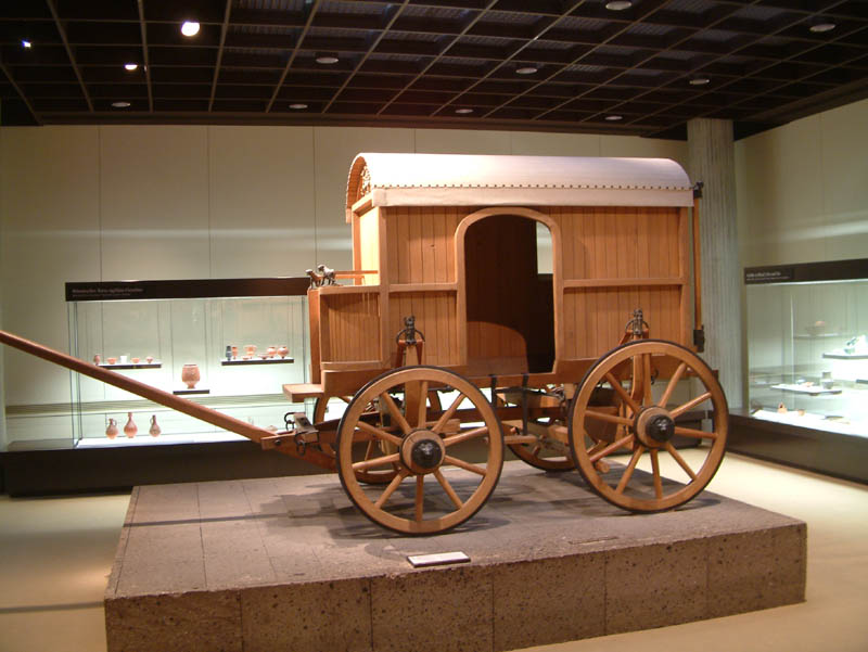 Rekonstruktion einer römischen Kutsche im Römisch-Germanischen Museum Köln