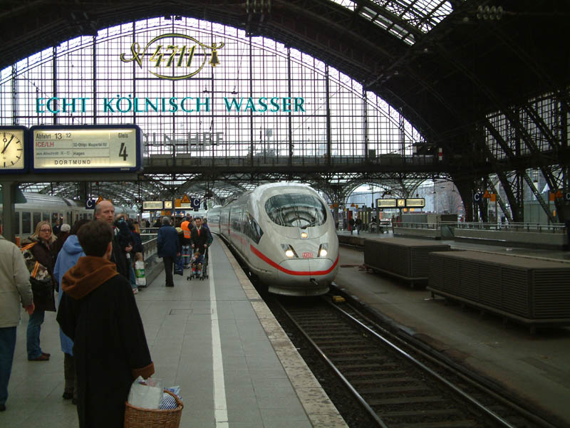 ICE3 Zug fährt auf Gleis 4 in den Hauptbahnhof Köln ein.

Auffällig ist die Werbung mit "4711 Echt Kölnisch Wasser" oberhalb der Gleise.