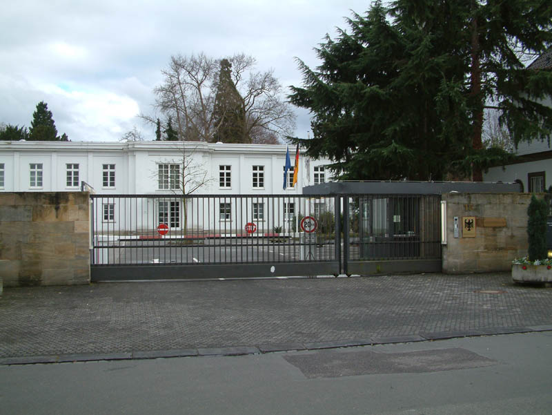 Straßeneingang zur Villa Hammerschmidt. Heute ist dieser Gebäudetrakt Sitz des Bundeskartellamtes.