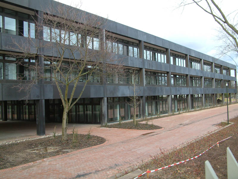 Blick auf das ehemalige Bundeskanzleramts in Bonn. Dies war zwischen 1976 und 1999 der Amtssitz von Helmut Schmidt, Helmut Kohl und Gerhard Schröder.
Das Gebäude wurde schrittweise vom Bundesministerium für wirtschaftliche Zusammenarbeit und Entwicklung übernommen.