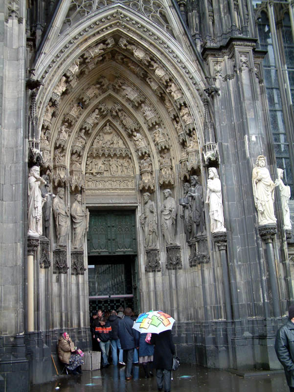 Petersportal des Kölner Doms. Das Portal wurde zwischen 1370 und 1380 errichtet und ist somit der älteste große Eingang des Doms. Im 19. Jahrhundert diente dieses Portal als Vorlage für die Fertigstellung Fassade.