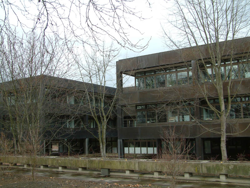 Former office of the Federal Chancellor. Between 1976 and 1999 it was the official seat of the chancellors Helmut Schmidt, Helmut Kohl and Gerhard Schröder.
The building was subsequently taken over by the Federal Ministry for Economic Cooperation and Development.