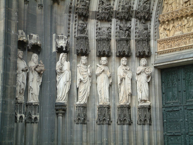 Petersportal des Kölner Doms. Das Portal wurde zwischen 1370 und 1380 errichtet und ist somit der älteste große Eingang des Doms. Im 19. Jahrhundert diente dieses Portal als Vorlage für die Fertigstellung Fassade.