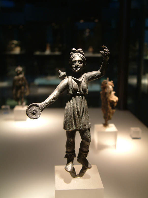 Kleine Statuette einer weiblichen römischen Gottheit