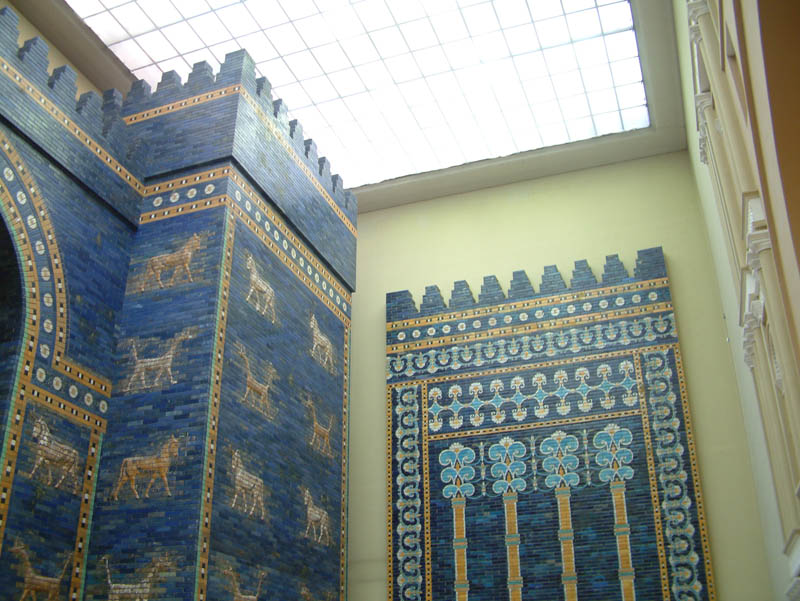 Das heute im Pergamonmuseum Berlin ausgestellte babylonische Ischtar-Tor war einst das achte Tor zum inneren Stadtbezirk von Babylon. Das Tor wurde etwa 575 vor Christus auf Geheiß von König Nebukadnezar II. im Norden der Stadt errichtet.