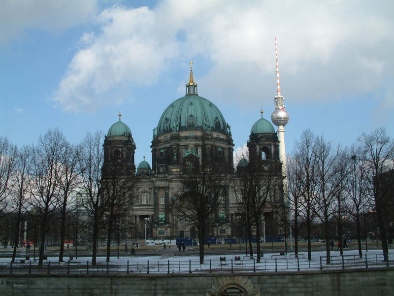 Der evangelische Berliner Dom (eigentlich: Oberpfarr- und Domkirche zu Berlin) steht auf der Berliner Spreeinsel, deren nördlicher Teil als Museumsinsel bekannt ist.