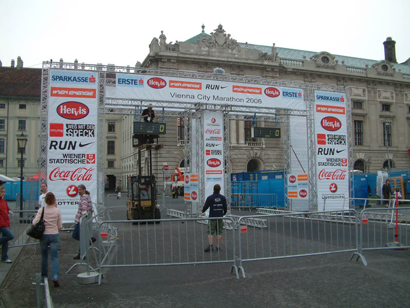 Am Tag vor dem Vienna City Marathon 2006 werden letzte Arbeiten im Ziel auf dem Heldenplatz vor der Wiener Hofburg abgeschlossen