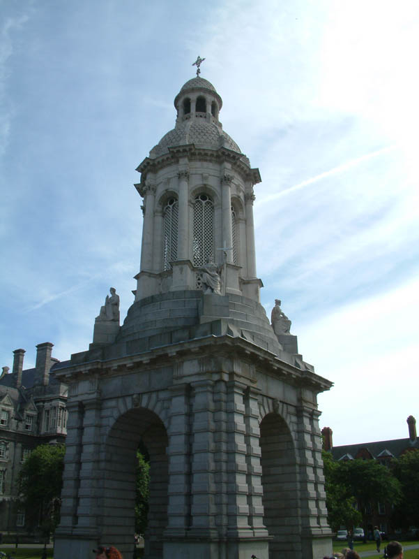 Campanile am Ende des Parliament Square des Trinity College im Herzen von Dublin