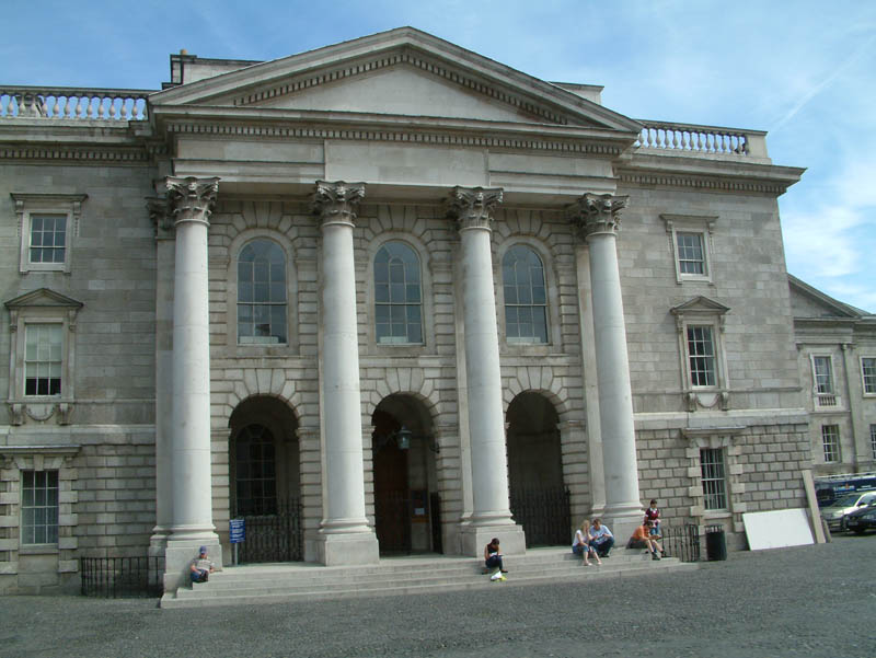 Public Theatre (Öffentliches Theater) des Trinity College. Das Gebäude am Süden des Parliament Square ist auch als Examination Hall (Prüfungshalle) bekannt.