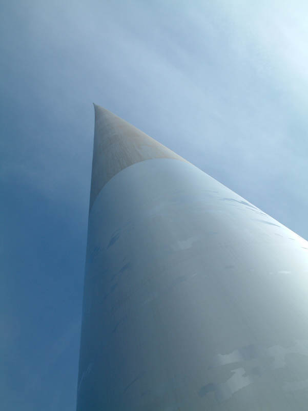 Die ca 120 Meter hohe Metallnadel des Spire& steht seit 2003 in der Mitte der O'Connell Street und ist nachts beleuchtet. Sie steht an der Stelle der 1966 von der IRA gesprengten Nelson-Säule ("Nelson's Pillar") und sollte zum Millennium fertiggestellt werden, jedoch verspäteten sich die Bauarbeiten um drei Jahre.