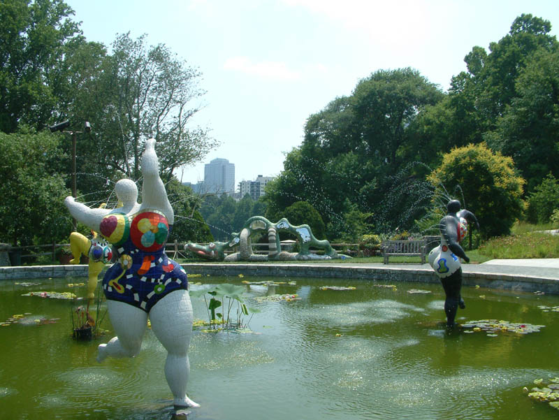 Three Graces von Niki de Saint Phalle. Skulptur in der Ausstellung "Niki in the Garden" des Botanischen Gartens von Atlanta.