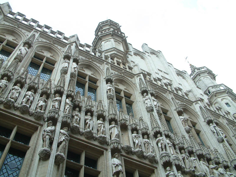Das Rathaus (frz. Hôtel de Ville, nl. Het Stadhuis) von Brüssel wurde 1401 bis 1421 von Jacob van Tienen gebaut.