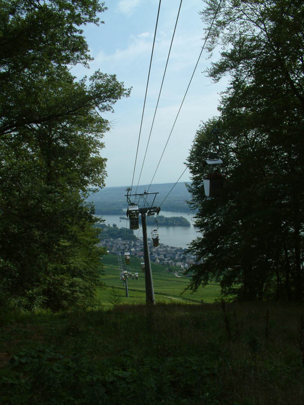 Cable cars connect the city of Rüdesheim with the Niederwalddenkmal above the Rhine