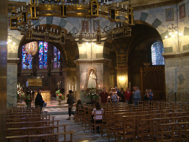 Central apsis of the dome with the huge Barbarossa Chandelier