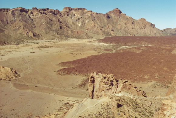 Die Mondlandschaft rund um den Vulkan "Pico del Teide" diente schon den Filmen "Star Wars"& und "Planet der Affen" als Kulisse. Tatooine liegt also in Wirklichkeit auf spanischem Hohheitsgebiet.