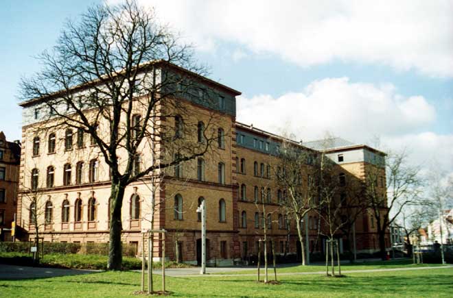 Gebäude der Fachhochschule Aschaffenburg& mit Fachbereich Betriebswirtschaft und Recht den Fachbereichen aus dem Ingenieurwesen.