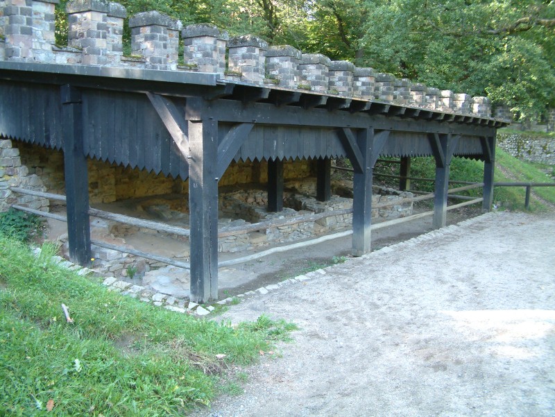 Die römischen Legionäre mussten sich ihr Brot selbst backen. Daher gab es im Kastell Saalburg eine ganze Reihe von Backöfen.