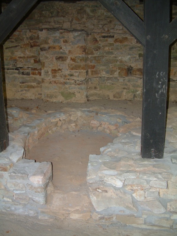 The Roman legionnaires had to bake their own bread. Therefore a larger number of ovens was available in fort Saalburg.