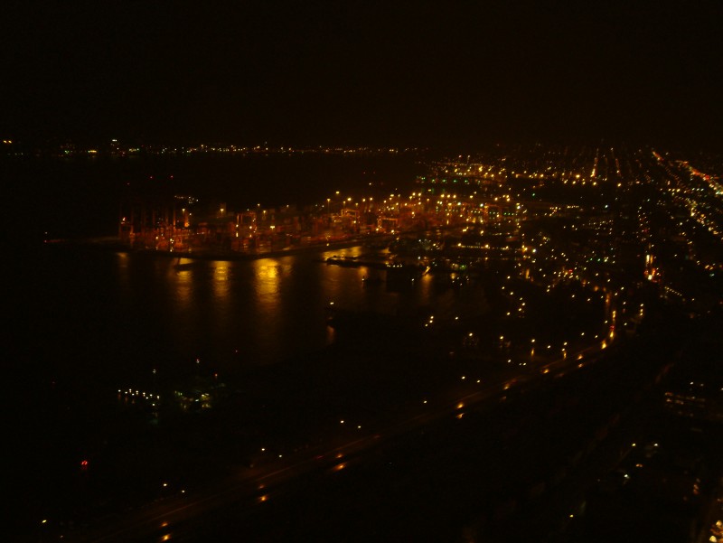 Nachtaufnahme& von der Aussichtsplattform "Vancouver Lookout!" auf dem Dach des Harbour Centre Tower