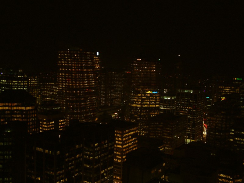 Nachtaufnahme von der Aussichtsplattform "Vancouver Lookout!" auf dem Dach des Harbour Centre Tower