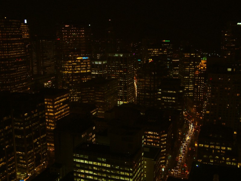 Nachtaufnahme& von der Aussichtsplattform "Vancouver Lookout!" auf dem Dach des Harbour Centre Tower