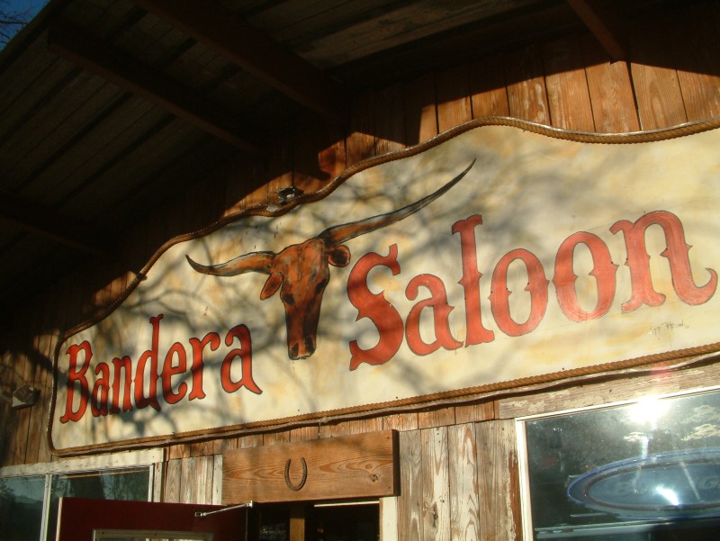 Schild über dem Eingang des Bandera Saloon