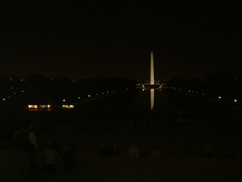 Nächtlicher Blick von den Stufen des Lincoln Memorial über die Mall zum Washington Memorial